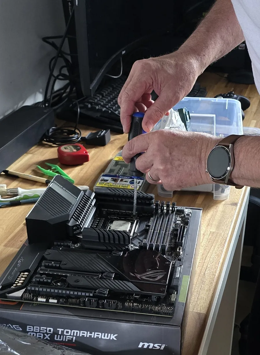 Réparation d'une carte mère à l'atelier